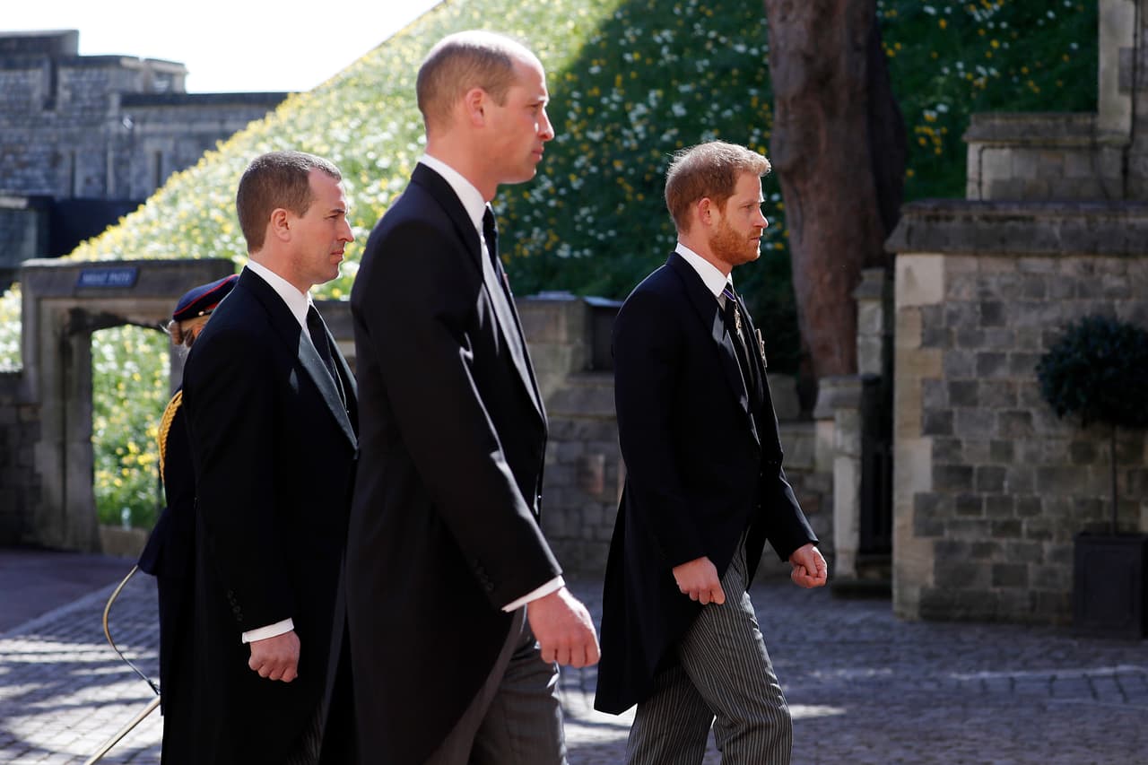 El día del funeral Harry asistió solo y para evitar cualquier tipo de inconveniente él y su hermano, el príncipe William, caminaron separados mientras caminaban a la capilla, Peter Phillips estuvo entre ellos.
<br>
