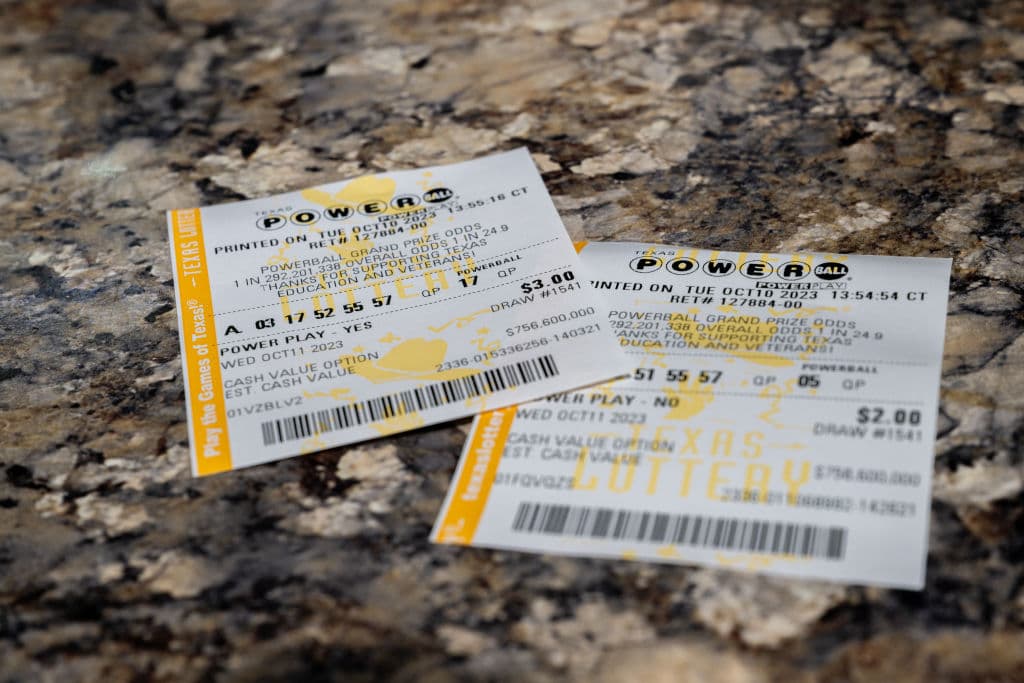 Buscan al afortunado que compró un boleto del Powerball en un puesto de gasolina de San Juan y ganó $50,000 