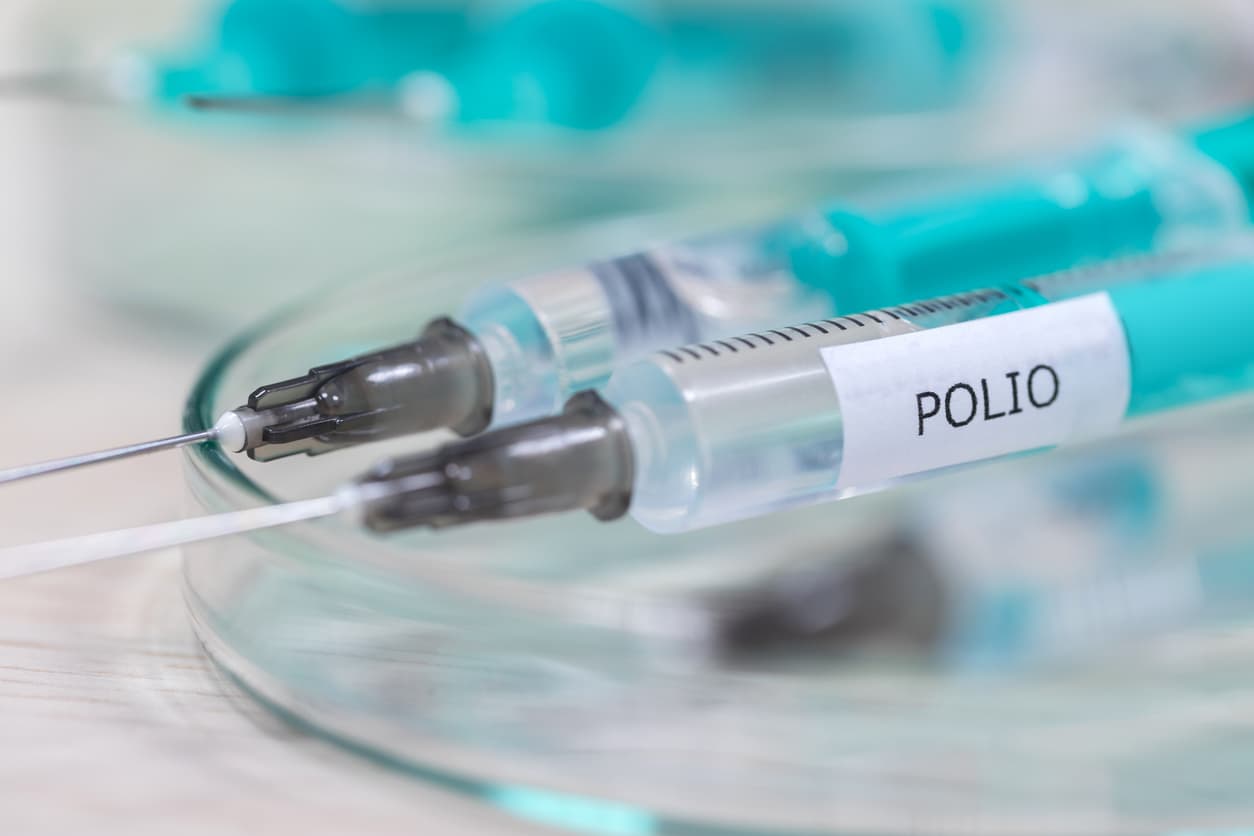 No existe en la actualidad una cura para la poliomielitis solo tratamiento médico para combatir los síntomas.