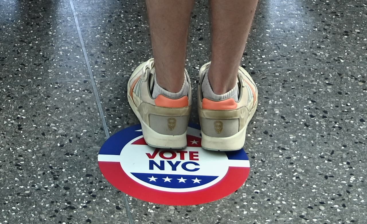En las centros de votación se están aplicando medidas sanitarias para evitar el contagio de coronavirus. Entre ellas, el uso de mascarillas y el distanciamiento social. El estado de Nueva York fue el epicentro de la pandemia en la primera ola del brote de coronavirus.