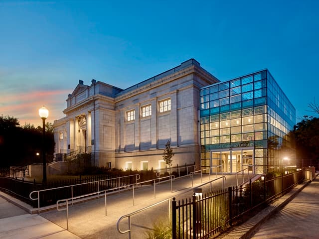 <b>Lillian Marrero Library</b>
<br>601 West Lehigh Avenue
<br>Philadelphia, PA 19133-2228
<br>215-685-9794
<br>
<br>
<a href="https://libwww.freelibrary.org/locations/lillian-marrero-library" target="_blank">Esta biblioteca</a> tiene libros, DVD, CD, clases de computación, wi-fi gratuito, talleres de búsqueda de empleo y programas para niños. Sirve a las comunidades de Central North Philadelphia, Fairhill, St. Edwards/Hartranft y West Kensington. Fue construida con fondos del filántropo Andrew Carnegie, abrió el 20 de noviembre de 1906. 
<br>