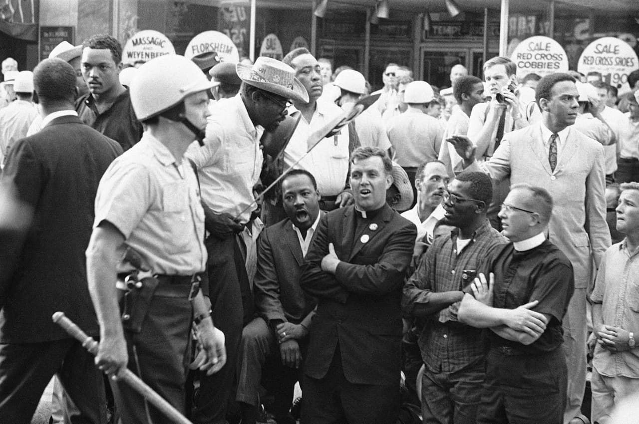 <b>Derechos para los afroestadounidenses del norte (Illinois, 1966)</b>
<br>
<br>King y otros líderes sociales se mudaron a Chicago para apoyar a la comunidad afroestadounidense que vivía en condiciones de pobreza y discriminación. Los activistas demostraron que las parejas afroestadounidenses que solicitaban vivienda eran discriminadas. Organizaron protestas que fueron reprimidas y atacadas por autoridades y civiles. Finalmente fue impulsado un programa de igualdad de oportunidades en la ciudad.