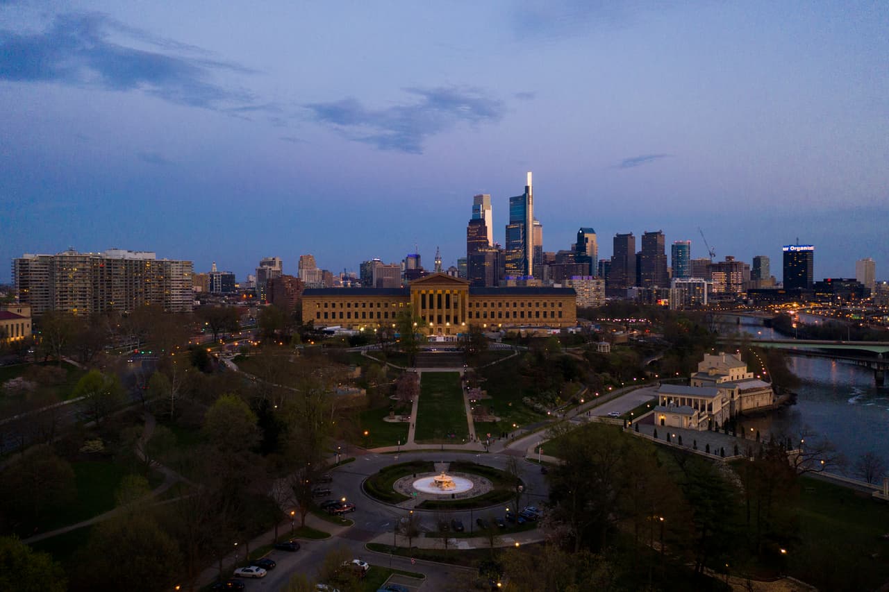 <b>Bono</b>: Filadelfia, la primera ciudad declarada Patrimonio de la Humanidad en EE. UU., donde la historia se encuentra con la innovación y la cultura.Filadelfia está convenientemente ubicada entre la ciudad de Nueva York y Washington, D.C., en el centro de todo a lo largo del corredor noreste de EE. UU. Filadelfia es donde se fundó el Sueño Americano y se forjó el modelo para la democracia moderna. En el hogar de lugares emblemáticos, como el Salón de la Independencia (declarado Patrimonio de la Humanidad por la UNESCO), la Campana de la Libertad y el Centro de la Constitución Nacional, podrá vislumbrar el nacimiento de una nación.
