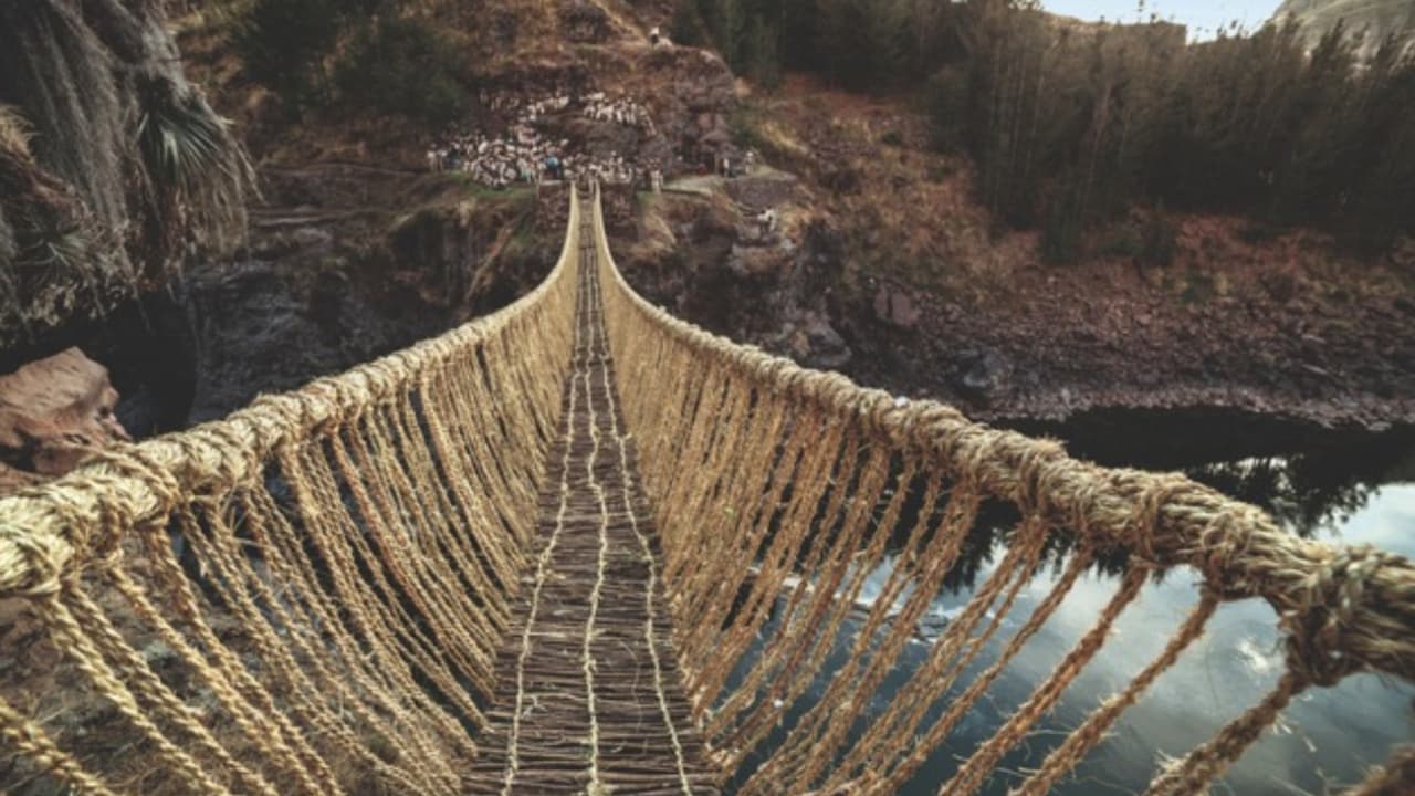 <b>En video: La forma en la que se teje un puente inca en medio de las montañas con altura de vértigo te dejará sin palabras</b>
<br>
<br>El puente mide unos 108 pies de largo y casi 4 pies de ancho y es restaurado exclusivamente con fibras naturales, usando las técnicas de los ancestros en las montañas del Cusco en Perú. El gran puente inca simboliza una forma de estrechar los lazos entre las comunidades de la zona. Más noticias 
<a href="https://www.univision.com/noticias" target="_blank">aquí</a>.