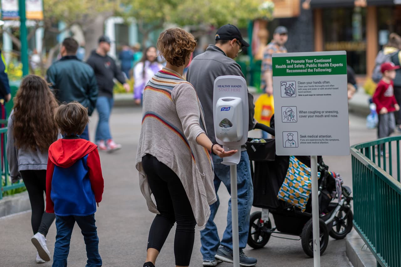 Asimismo, se implementarán espacios de higiene, con dispensadores antibacteriales, más control de las personas que visitan los parques, medidas y equipos de prevención para los empleados, así como entrenamientos para seguir lineamientos de seguridad.