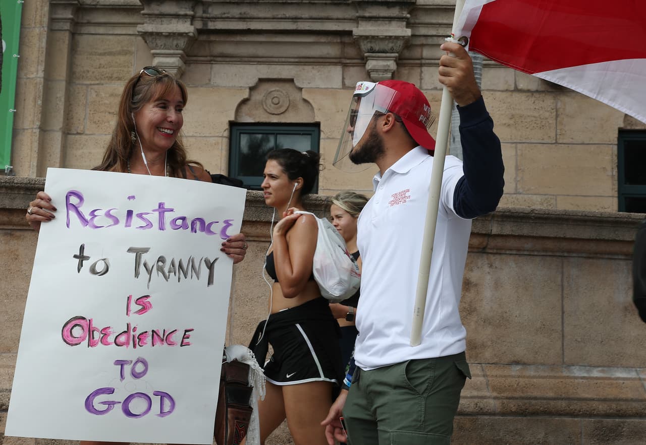 Algunas de estas personas ya habían protestado el miércoles frente a la alcaldía de la ciudad de Miami, diciendo que las autoridades ya deben abrir los negocios, tras ellos ser afectados económicamente por el coronavirus. 
<br>