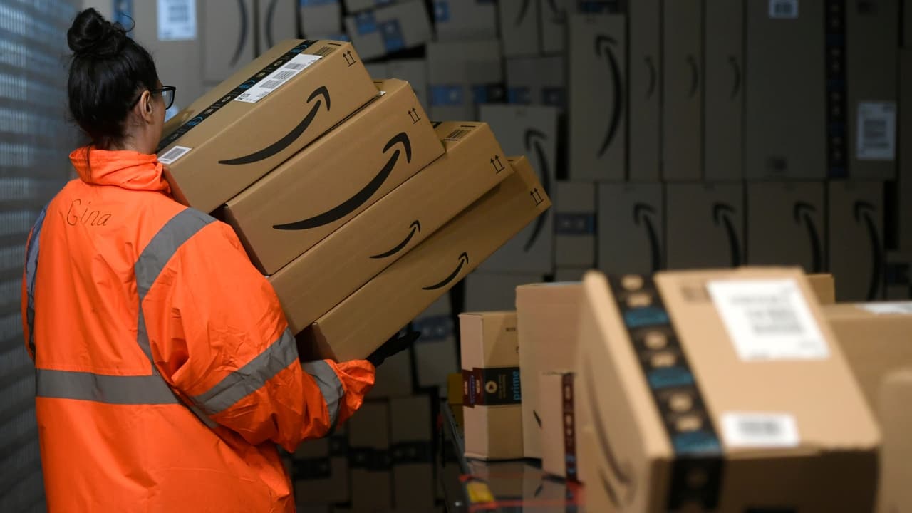 La compañía 
<a href="https://www.amazon.jobs/en/search" target="_blank">Amazon</a> informó que está buscando empleados para cubrir posiciones en toda su cadena de producción. 
<a href="https://www.amazon.jobs/en/search?offset=0&result_limit=10&sort=recent&distanceType=Mi&radius=24km&latitude=33.44826&longitude=-112.0758&loc_group_id=&loc_query=arizona&base_query=&city=&country=USA&region=Arizona&county=&query_options=&" target="_blank">Haz clic aquí </a>para ser dirigido a su sitio de empleos. 
<br>