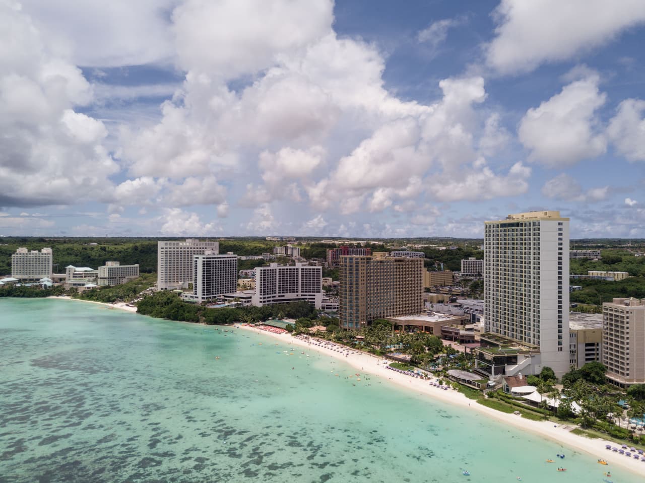Vista panorámica de la playa en el área de Tamuning el 15 de agosto. Según agencias de noticias, los funcionarios del gobierno de Guam estaban "contentos" este martes porque Corea del Norte pareció alejarse de su amenaza de disparar cuatro misiles hacia la isla.