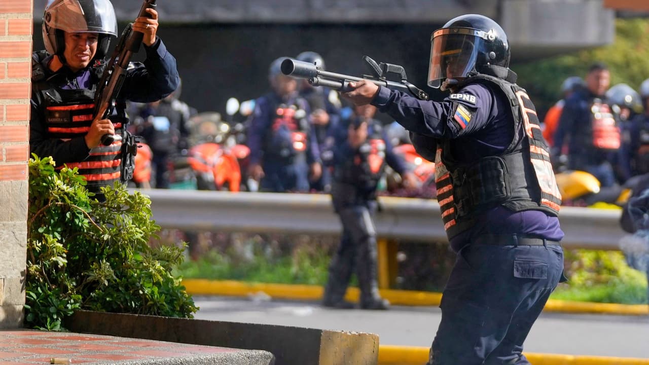 Según la organización Foro Penal, 
<b>hasta la mañana de este miércoles se han registrado unas 429 personas detenidas y alrededor de 11 muertos</b> tras las manifestaciones, aunque Machado señala que 
<b>la cifra de fallecidos asciende a 16</b>.