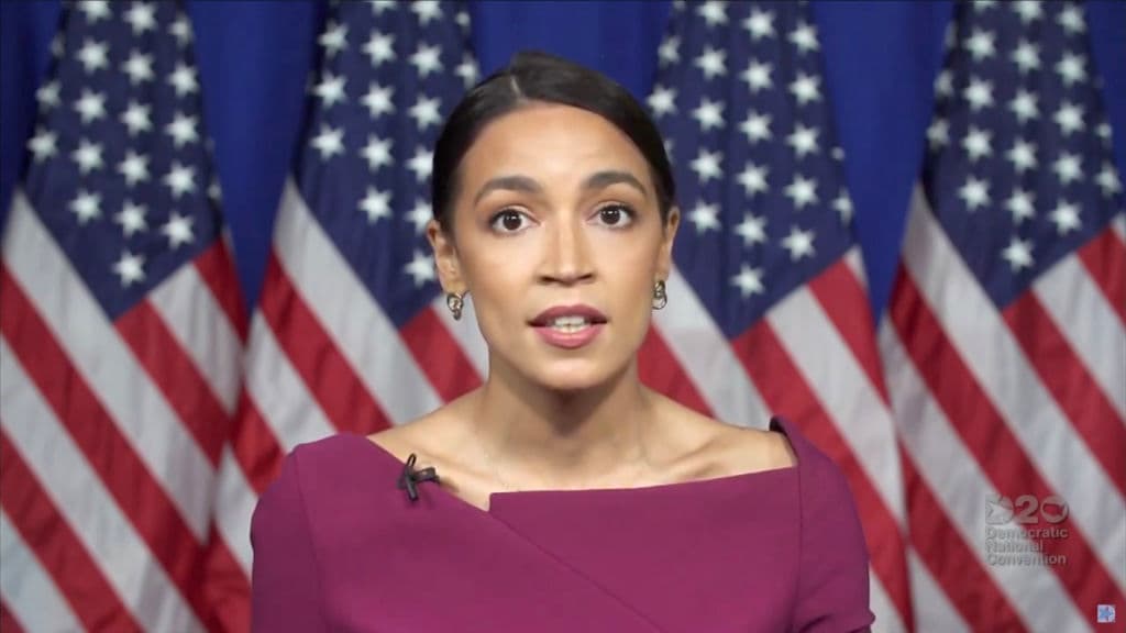 Alexandria Ocasio-Cortez, representante de Nueva York, 
<b><a href="https://www.univision.com/shows/noticiero-univision/lucha-por-la-salud-las-minorias-y-contra-las-desigualdades-ocasio-cortez-da-su-apoyo-a-bernie-sanders-video">secundó la nominación del senador por Vermont Bernie Sanders</a></b> a la presidencia, confundiendo a mucha gente. La representante liberal, sin embargo, tenía asignado este papel, que es una formalidad de la convención, ya que Sanders había conseguido el número mínimo de delegados para una posible nominación.