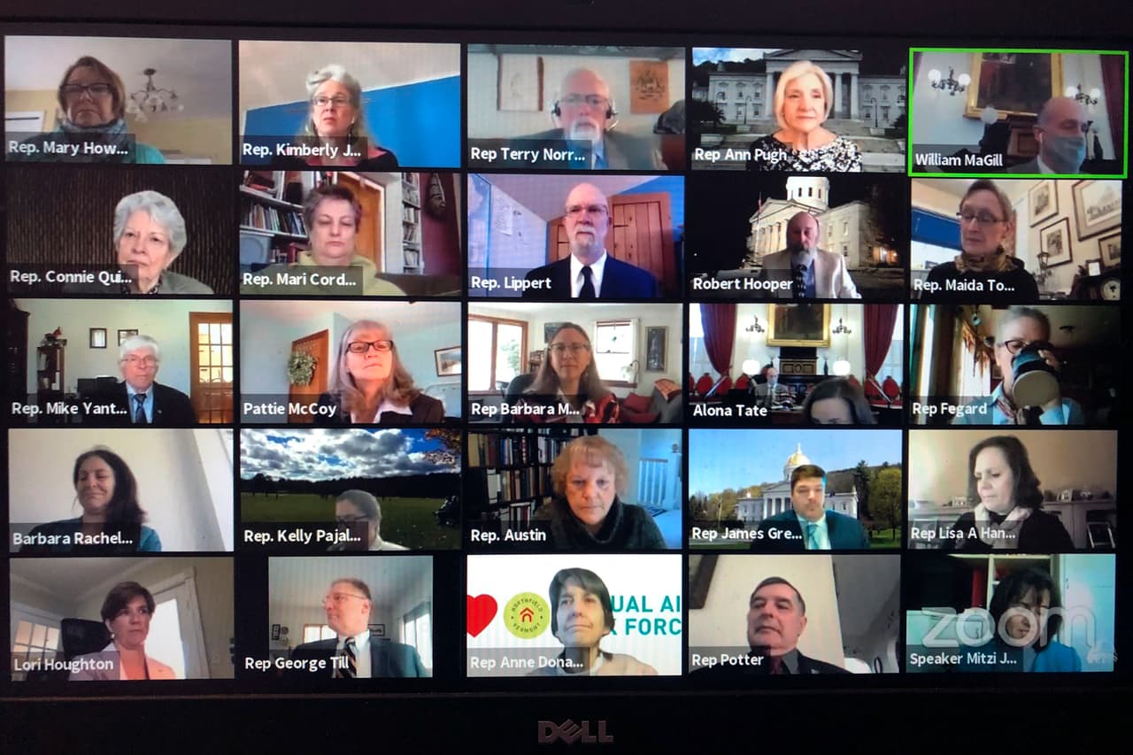 <b>Parlamento vía Zoom. </b>Los miembros de la Cámara de Representantes de Vermont durante su primera sesión completa desde el inicio de la crisis, el jueves 23 de abril. El primer orden del día fue ratificar un cambio de reglas aprobado en marzo para permitir reuniones en línea, en respuesta a la pandemia. 
<br>