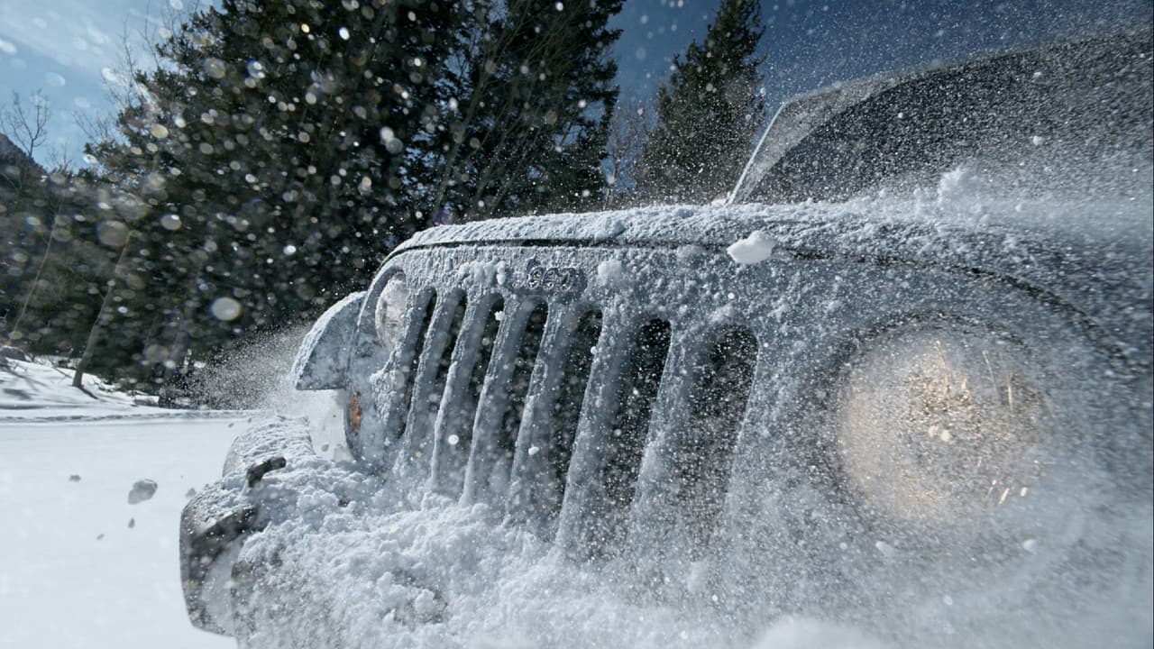 <h3 class="cms-H3-H3"><b>Recomendaciones para manejo en nieve</b></h3>
<br>
<br> En esta temporada lleva siempre en tu auto un kit especial que incluya: guantes, una pala, cepillo para nieve, lámpara de emergencia, triángulo reflector y una frazada. Si sales mucho a carretera será buena idea que incluyas algunos alimentos (galletas o barras de granola) y botellas de agua. Es mejor estar preparado ante cualquier eventualidad.