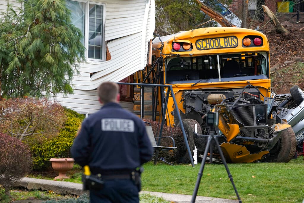 El jueves 1 de diciembre, la tranquilidad del pueblo de New Hempstead, un pueblo de la ciudad de Ramapo, a media hora de Manhattan, se vio interrumpida con 
<b>el accidente de un autobús escolar lleno de niños.</b>