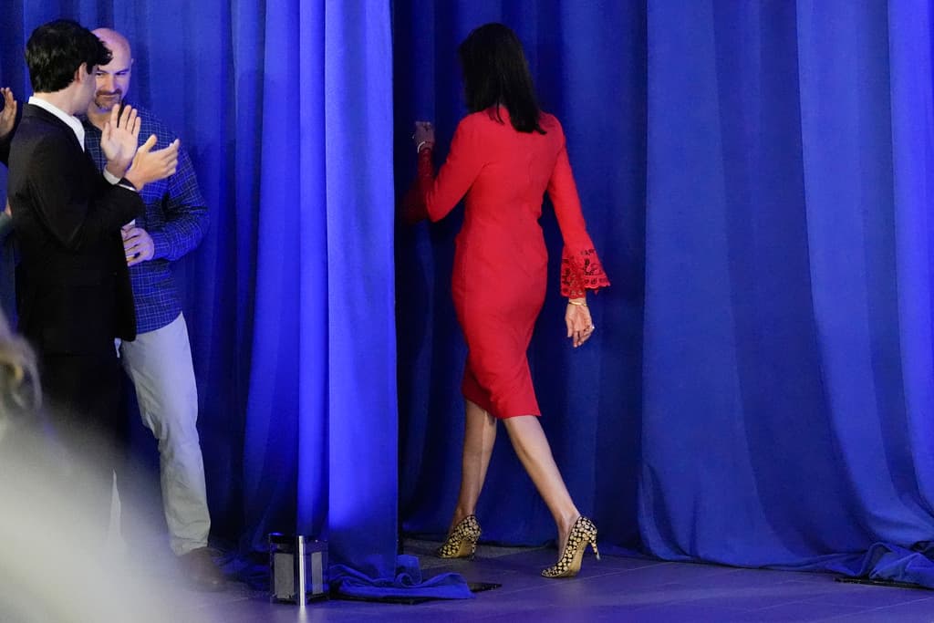 Qué significa que Nikki Haley "suspenda" su campaña y a quién beneficiará