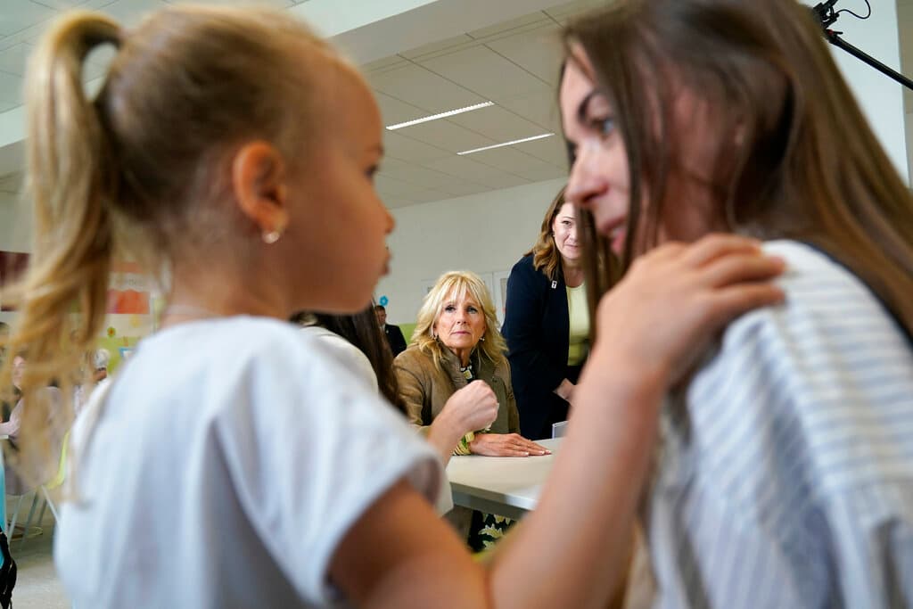 Tras la reunión privada entre las primeras damas, ambas se reunieron con un grupo de niños que vive temporalmente en la escuela y que hicieron ositos de papel de servilletas como regalo por el Día de las Madres.