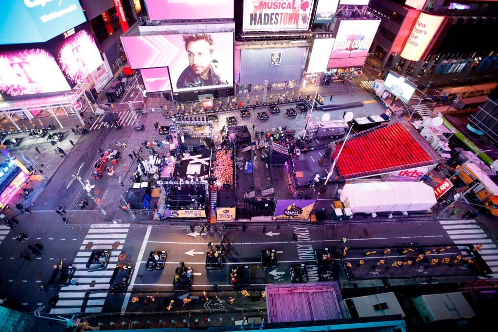 Esta vista aérea muestra a los pocos invitados sentados en sus cápsulas en Times Square para reicibir el 2021.