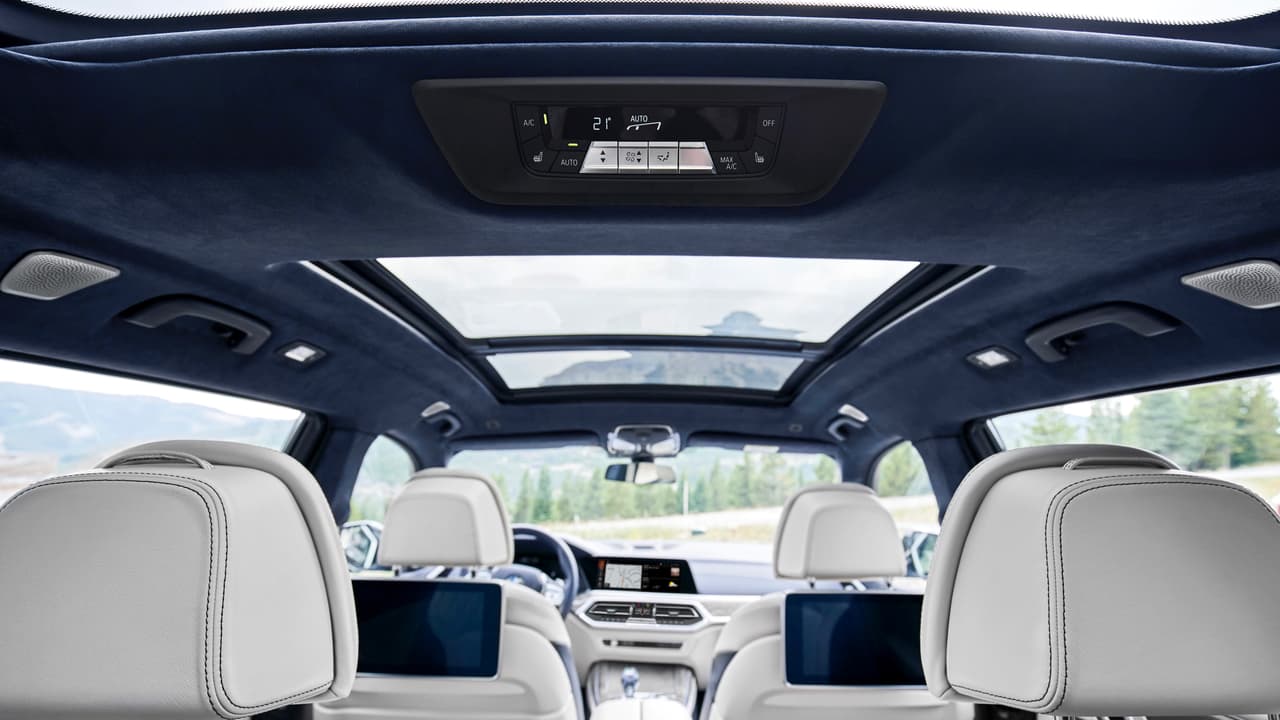 El lujo no queda atrás de la tecnología en la nueva BMW X7, que además cuenta con espacio abundante. El 
<b>techo de vidrio panorámico es equipamiento estándar </b>así como un techo vidrio de tamaño regular para el beneficio de los ocupantes de la tercera fila de asientos.