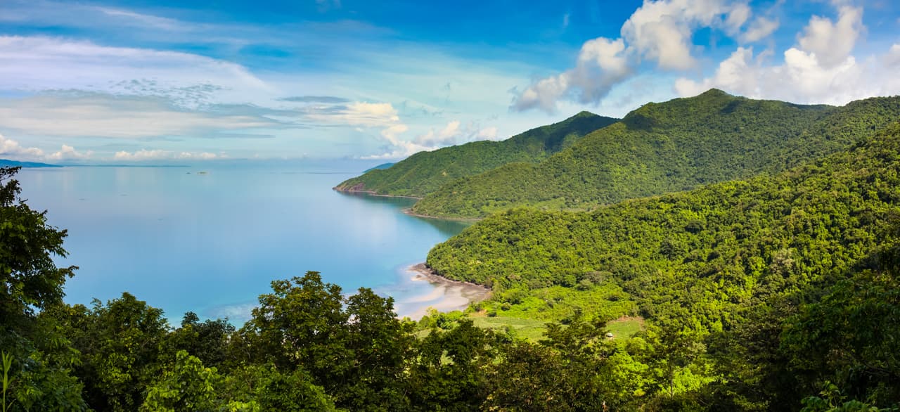 <h3 class="cms-H3-H3">Monte Tambora, Indonesia</h3>
<br>
<br>La erupción del monte Tambora, ocurrida el 10 de abril de 1815, 
<b>provocó la muerte de 90,000 personas.</b> Los relatos afirman que las cenizas alcanzaron una altura de hasta 40 kilómetros. Las graves emisiones de dióxido de azufre provocaron un descenso de las temperaturas mundiales y la pérdida de cosechas, lo que aumentó el número de fallecidos: se calcula que 30,000 personas murieron de hambre.
<br>