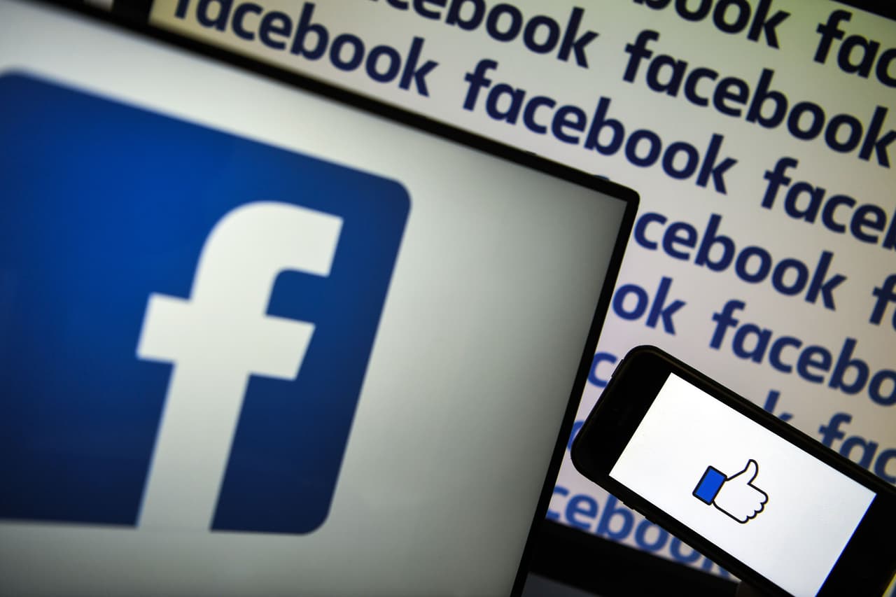 <b>Puesto 7. Facebook</b>
<br>
<br>Valor de la marca en 2021: 81,500 millones de dólares.
<br>
<br>Cambio en el valor de la marca de 2020 a 2021: +2.1% (+1,700 millones de dólares).
<br>
<br>Sector: tecnología.
<br>
<br>País: Estados Unidos.
<br>
<br>El gigante de las redes sociales es una de las marcas más valiosas del mundo. Registró 2,800 millones de usuarios activos mensuales a finales de 2020.
<br>
<br>Aunque el valor de su marca sigue aumentando, Facebook se ha enfrentado a un mayor escrutinio sobre su papel en la interferencia electoral y la desinformación.
<br>