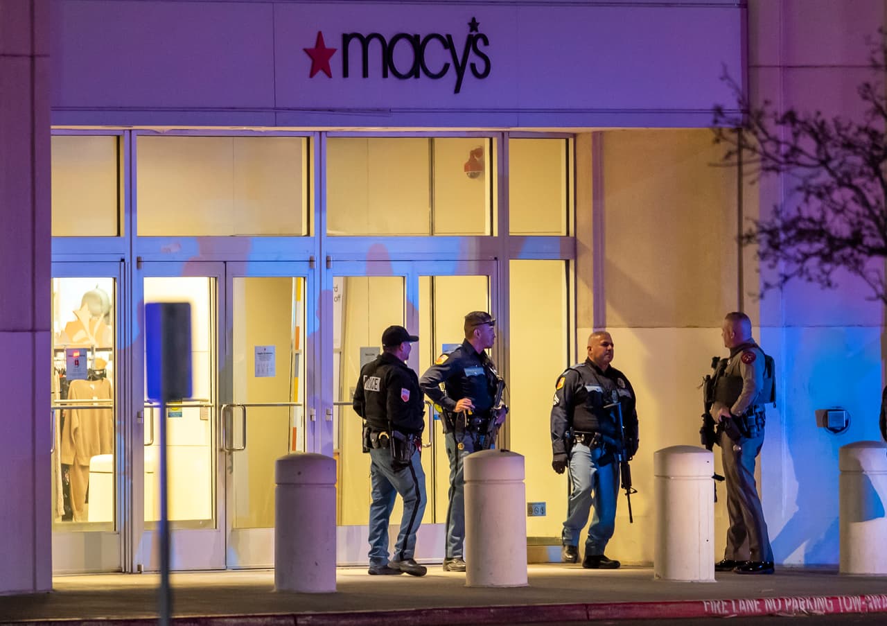 La Policía recibió los primeros reportes del tiroteo cerca de las 17:05 horas y se dijo que ocurrió dentro del área de comidas y una tienda departamental del centro comercial.
<br>