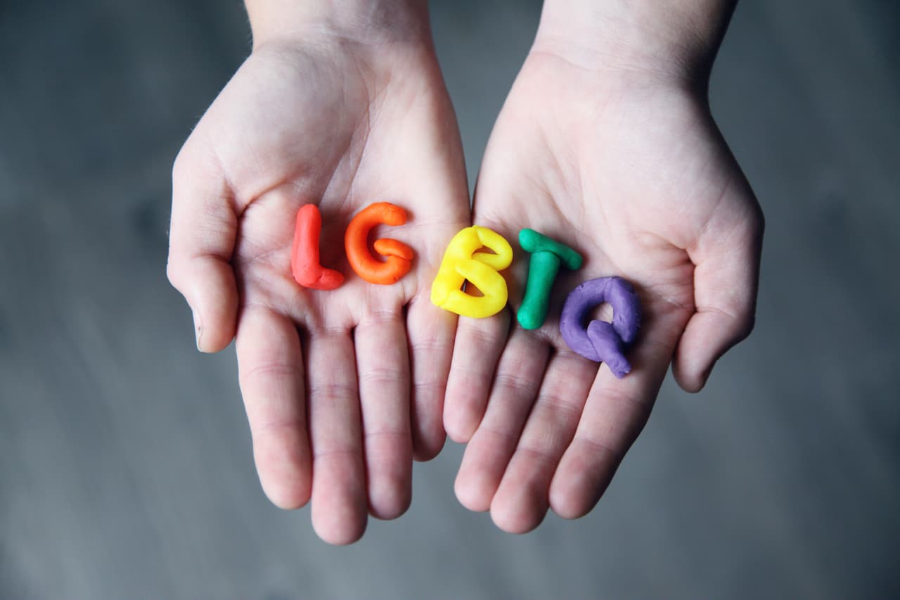 La 
<a href="https://www.univision.com/local/orlando-wven/senado-de-florida-aprueba-el-polemico-proyecto-de-ley-no-digas-gay-como-reaccionan-en-orlando-video">Ley de los Derechos de los Padres en la Educación</a>, llamada por sus críticos "No Digas Gay", restringe que los maestros u otras personas hablen sobre "identidad de género" o conductas sexuales en las aulas desde el jardín de infancia hasta tercer grado. A juicio de la ley, este es un tema que pertenece al entorno familiar en el que es criado el niño.