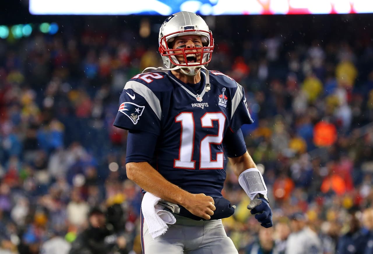Tom Brady, quarterback de Patriotas de Nueva Inglaterra, ha dicho que considera a Trump su "amigo" e incluso ha usado prendas con el lema “Make America Great Again”, parte de la campaña del republicano.