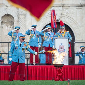 <h2 class="cms-H2-H2">The Investiture of King Antonio</h2>
<br>
<ul>
 <li class="li1">Cuándo: 26 de abril</li>
</ul> 
<ul>
 <li class="li1">Hora: 18:15 horas - 19:30 horas</li>
</ul> 
<ul>
 <li class="li1">Dónde: Alamo Plaza</li>
</ul> 
<ul>
 <li class="li1">Costo: Gratis</li>
</ul>