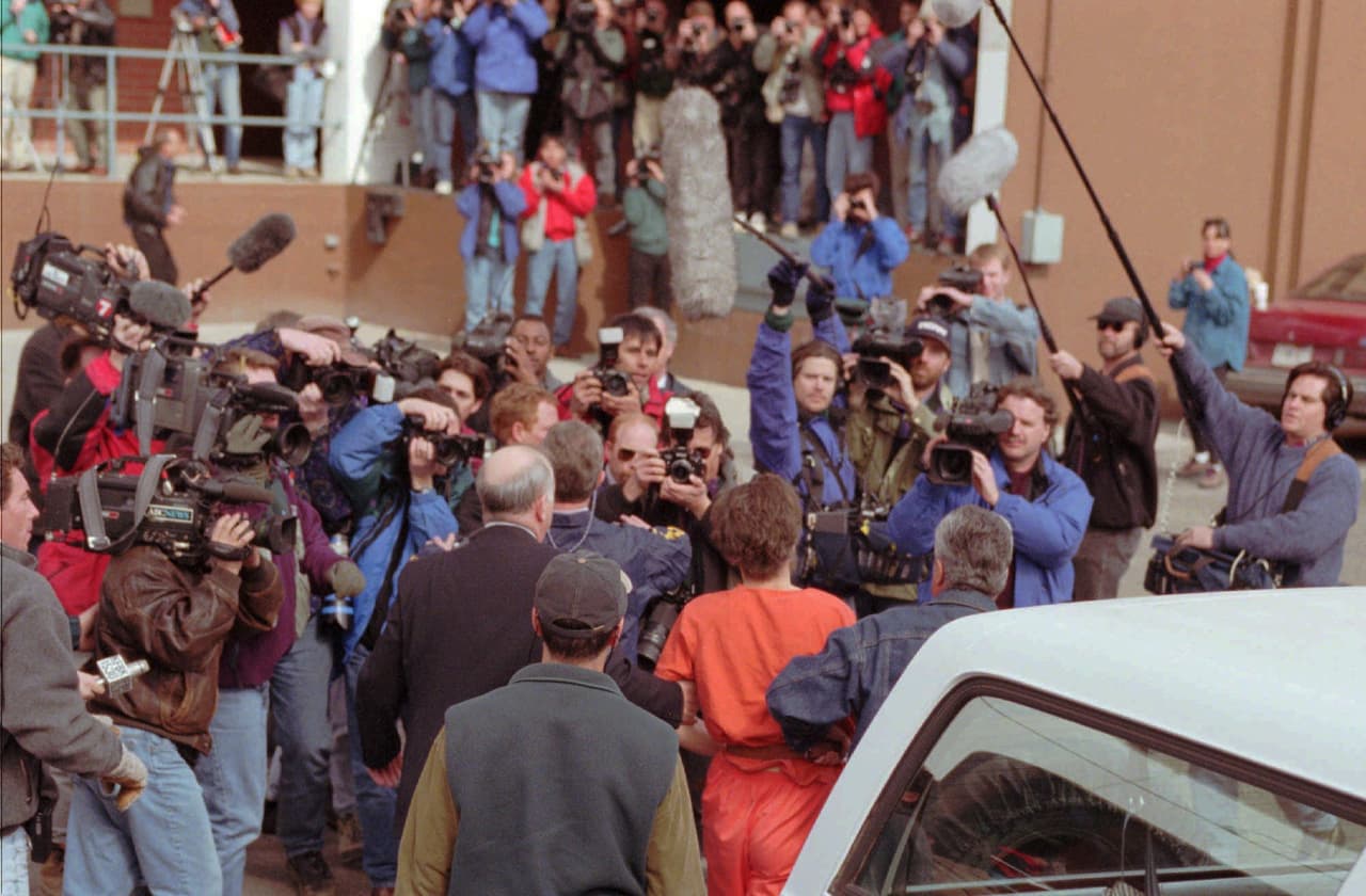 Theodore Kaczynski durante uno de los traslados al tribunal federal donde fue juzgado en Helena, Montana, en abril de 1996. Una multitud de reporteros lo esperaba para cubrir uno de los casos de asesinos seriales más complejos de la historia del FBI.