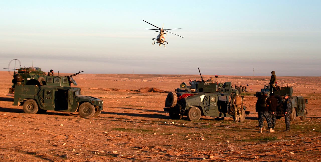 En el suroeste de Mosul podían verse columnas de humo a primera hora del domingo mientras los aviones de la coalición liderada por Estados Unidos bombardeaban posiciones insurgentes y la policía militar disparaba artillería hacia la ciudad.