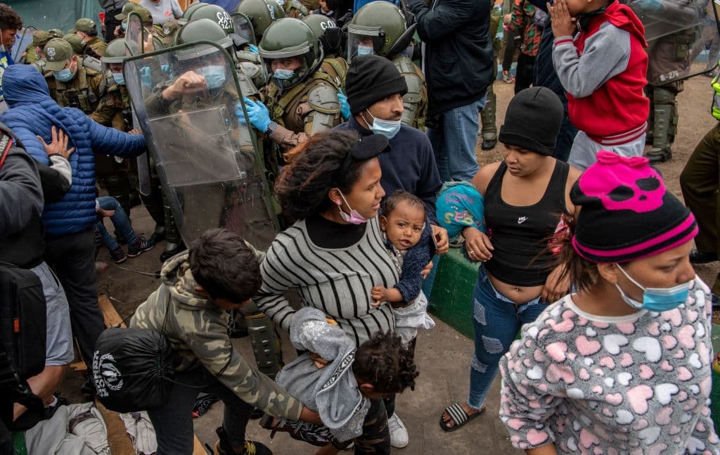 Entre los migrantes que acampaban en la plaza Brasil de Iquique había 
<b>madres, bebés y niños.</b> "Me sentí muy asustada, con tanta xenofobia, 
<b>los niños lloraban y me decían 'mamá vamos a escondernos, a escondernos'</b>. Nos gritaron algunos de los manifestantes mandándonos a nuestro país, pero la policía trancó las calles para protegernos", contó a 
<i>AFP</i> Jenny, una mujer de 34 años, rodeada de sus cinco hijos, un nieto, un yerno y su consuegra. Están juntando dinero para ir a Santiago, casi 2.000 km al sur.
<br>
<br>
<br>