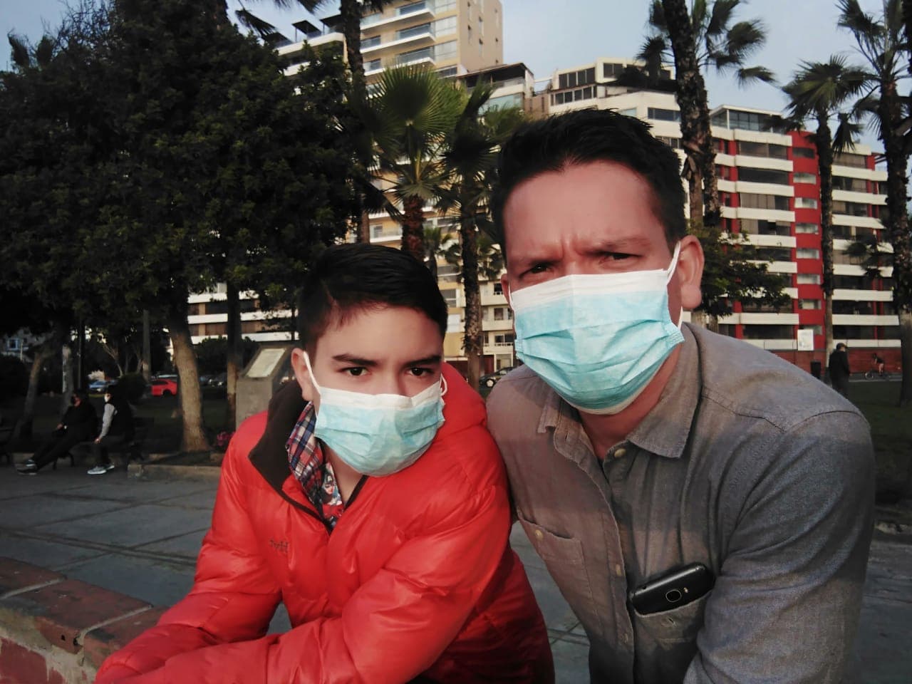 Desesperados por no conseguir las visas, Leonardo viajó hasta 
<a href="https://www.univision.com/temas/bolivia">Bolivia</a>, luego de investigar que la embajada de Estados Unidos en aquel país era la única donde podría conseguir una cita de emergencia para conseguir una visa, 
<b>pero ha sido rechazado dos veces</b>, a pesar de explicar la situación familiar por la que están pasando. 
<br>