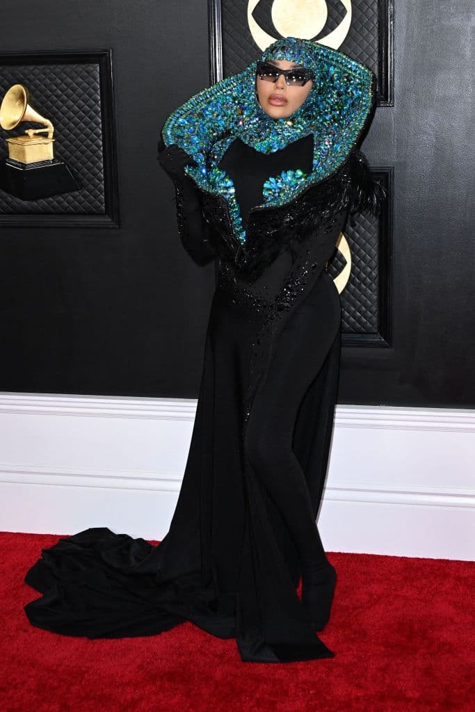 <h2 class="cms-H2-H2">Dencia</h2>
<br>La cantante, empresaria y diseñadora lució un outfit fuera de lo común: un vestido largo negro, con un amplo cuello lleno de pedrería.