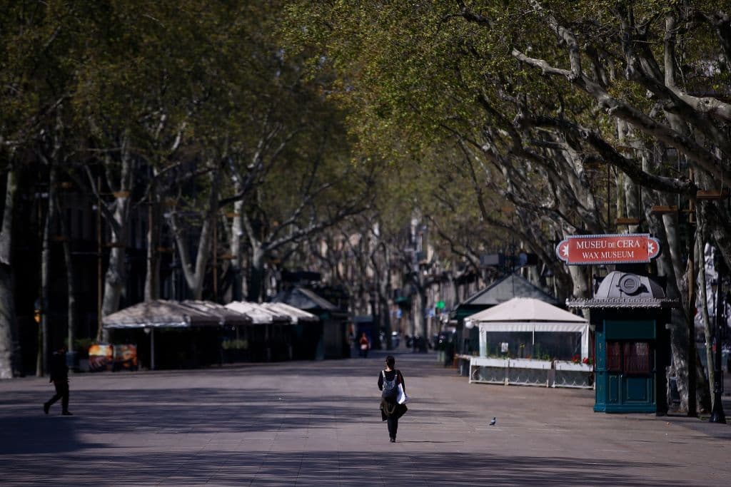 <b>En total, más de 900 millones de personas en cerca de 35 países están afectadas por las restricciones de movimiento. </b>De ellas, unos 600 millones en 22 países tienen orden de confinamiento obligatorio, como en Francia, España o Italia, donde se imponen multas a los que desobedecen. El bulevar de Las Ramblas en Barcelona, un sitio que suele estar atestado de gente.
