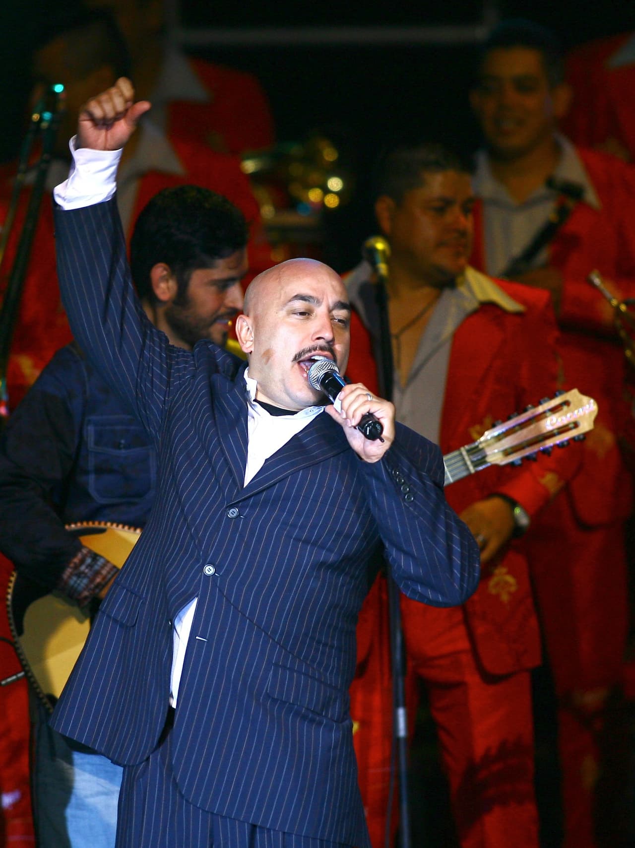 El cantante mexicano no quiso hablar de las razones por las que terminó este romance: “Son cosas que no quiero hablar, no tengo por qué hablarlas, creo que
<b> se debe mantener en privado</b>”.