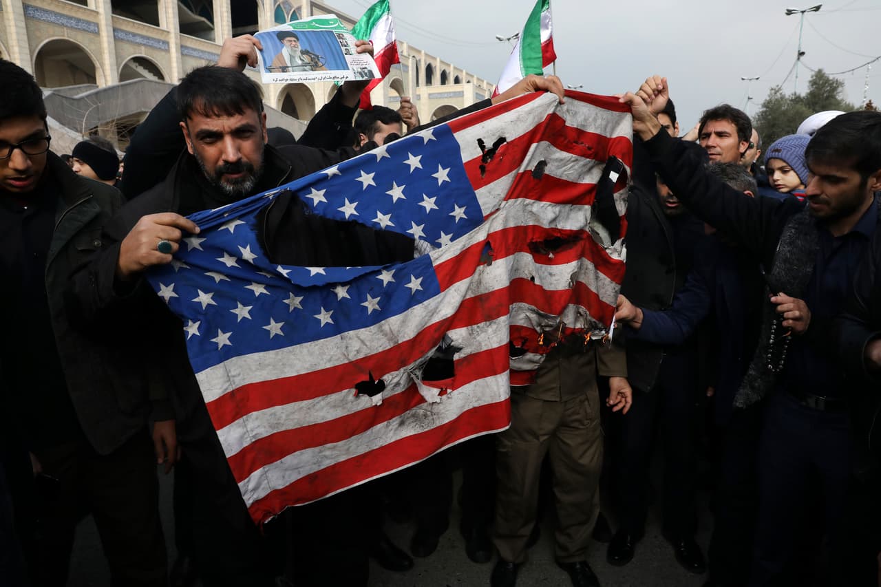 Un grupo de iraníes quema una bandera estadounidense en Teherán. "Nos despertamos en un mundo más peligroso. La escala militar siempre es peligrosa", afirmó la viceministra de Exteriores de Francia, Amelie de Montchalin en un medio francés. "Cuando ocurren estas acciones, estas operaciones, podemos ver que la escalada está en marcha", agregó.