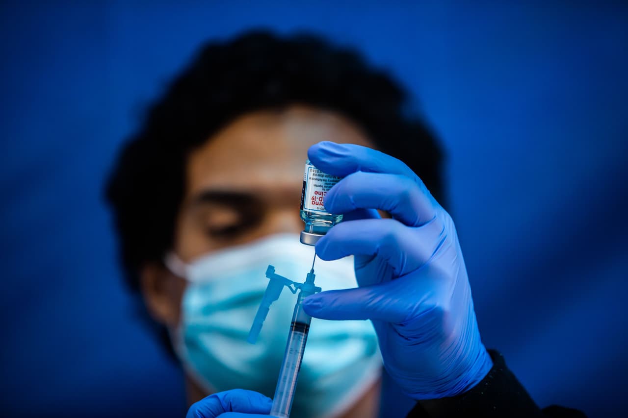 Las 
<a href="https://www.univision.com/local/san-francisco-kdtv/centro-de-vacunacion-moscone-center-coronavirus-san-francisco">jornadas de vacunación</a> contra el coronavirus llegaron acompañadas de mitos y desinformación que se ha venido alimentando desde el 
<a href="https://www.univision.com/temas/coronavirus">inicio de la pandemia</a>. Los datos erróneos y sin fundamentos se propagan en las 
<a href="https://www.univision.com/temas/redes-sociales">redes sociales</a> incluso más rápido que la misma enfermedad.
<br>
<br>Al tiempo que los funcionarios de salud han echado a andar una enorme maquinaría para vacunar a millones de personas, la desconfianza se hace evidente entre algunos sectores de la sociedad, como ocurre con la comunidad latina, una de las más afectadas por el covid-19.
<br>
<br>Estos son los mitos más comunes sobre la vacuna desmentidos por doctores, expertos y autoridades de salud: