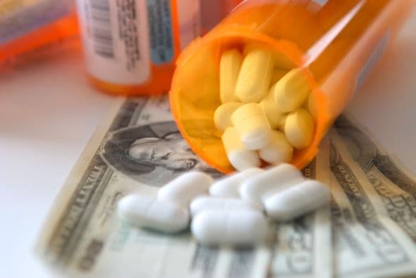 En el mundo del internet se pueden conseguir muchas medicinas o productos médicos ilegales que le hacen creer a las personas que le curarán alguna enfermedad. Estos medicamentos muchas veces no son aprobados por la Administración de Alimentos y Medicamentos (FDA, por su sigla en inglés). Autoridades advierten que entre las ofertas que ofrecen aseguran que curan el cáncer o el Alzheimer, por lo que le piden a las personas no caer en estas soluciones "milagrosas".