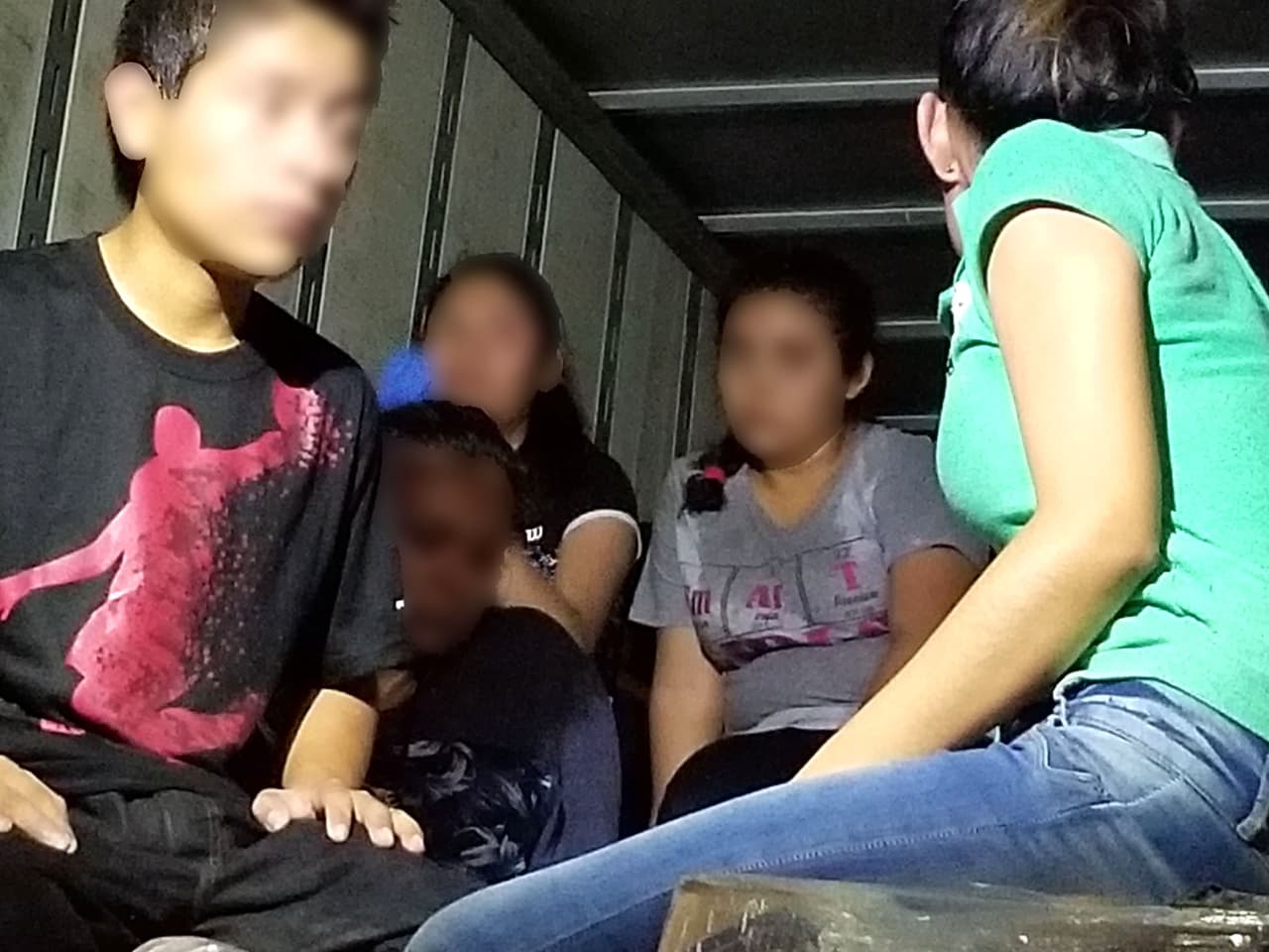 Un perro entrenado de la Patrulla Fronteriza detectó la presencia de personas adentro del contenedor del camión.
<br>