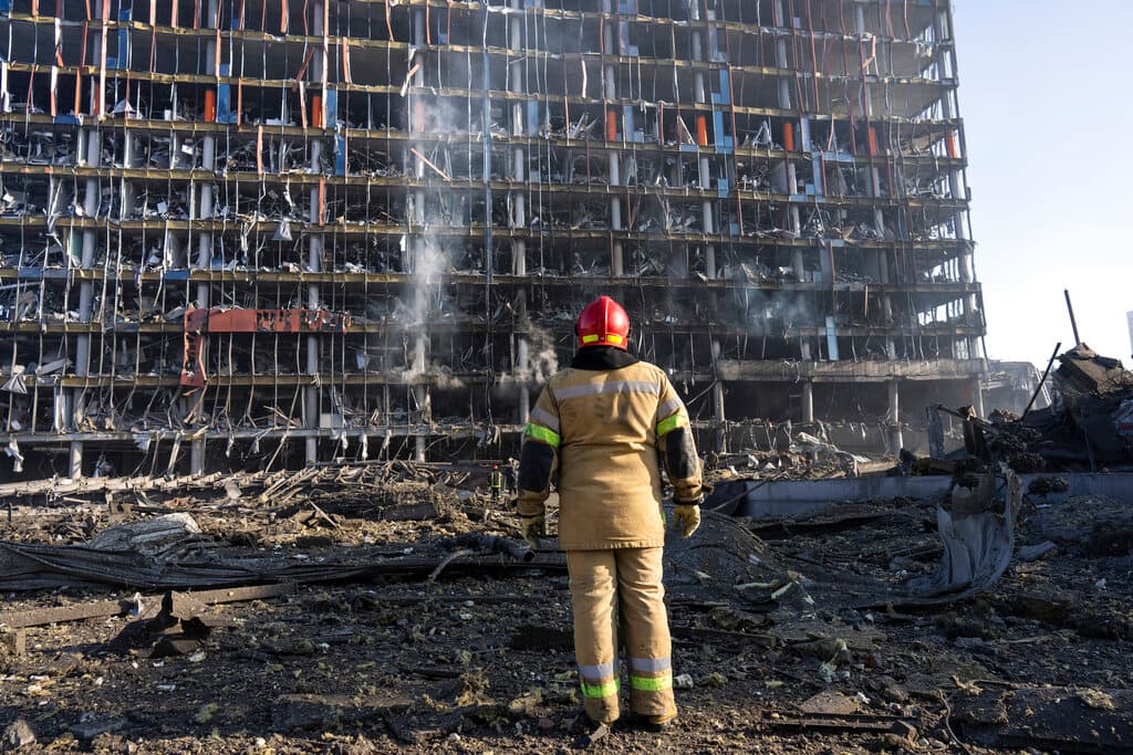 Este lunes solo quedan las ruinas del enorme 
<a href="https://www.univision.com/noticias/un-misil-ruso-cae-sobre-un-centro-comercial-en-kiev-video">centro comercial "Retroville" de Kiev</a>, inaugurado en 2020. A las 22:45, hora local del domingo, un ataque ruso sacudió el suburbio de la capital ucraniana donde estaba la edificación y la destruyó completamente, junto a construcciones cercanas.