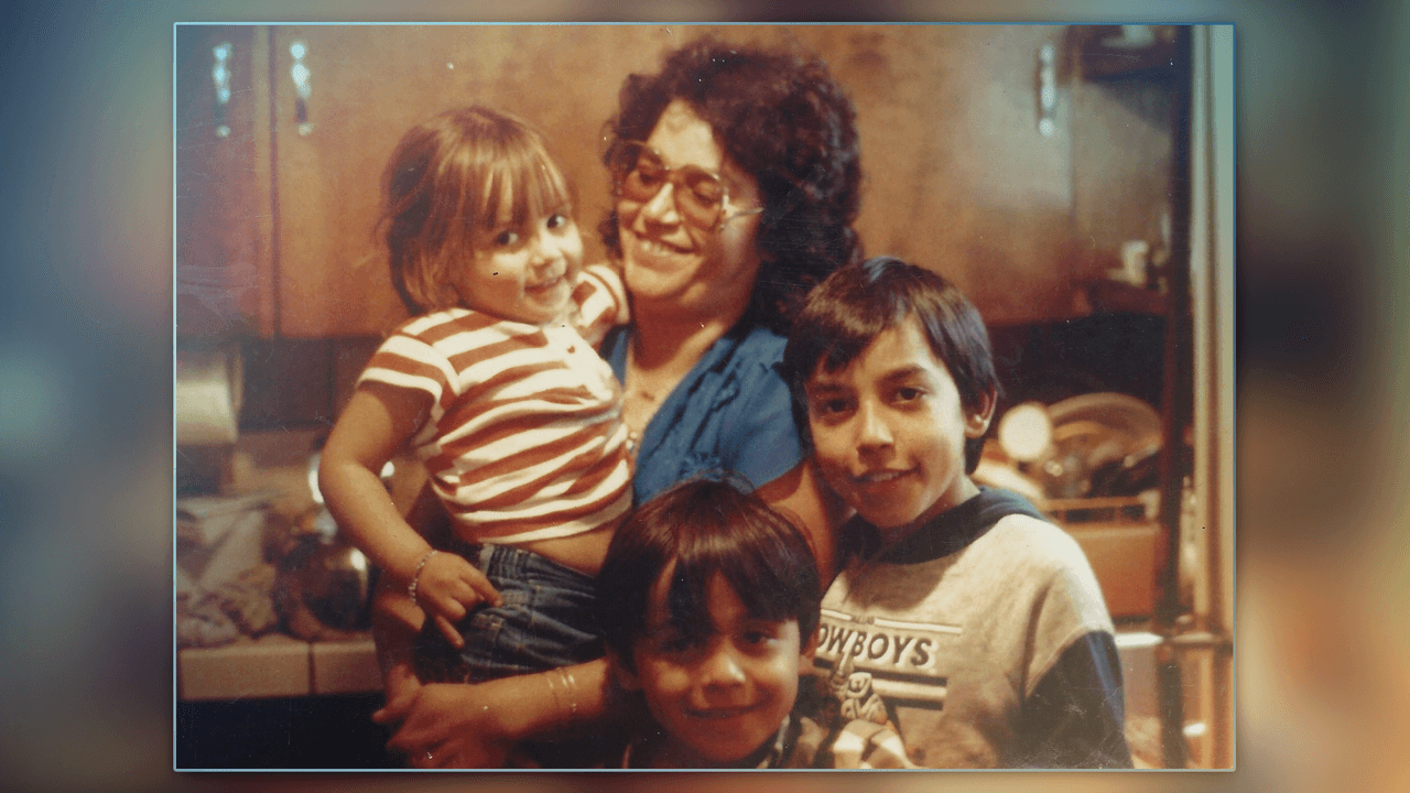 Rosa Saavedra decidió no acompañar a su esposo en el primer viaje a Estados Unidos porque se enteró que estaba embarazada (de Jenni). Entonces tenía 20 años, dos hijos y, según contó su hija años más tarde, "la última cosa que quería era tener una boca más para alimentar". Rosa intentó abortar, sin éxito y en julio de 1962 dio a luz a Janney Dolores Rivera en el hospital de UCLA.