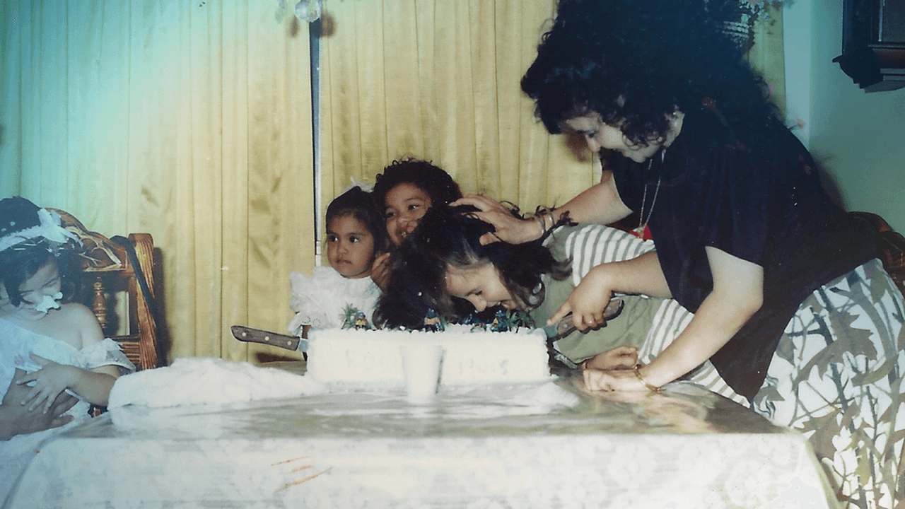 "Crecimos en West Side Long Beach, el lado separado por conflictos raciales, pelear era parte de la vida" escribió Rivera en sus memorias en las que confesó que en esos años aprendió de su padre una filosofía de trabajo y que la llave del éxito radicaba en a ser una "inconformista".