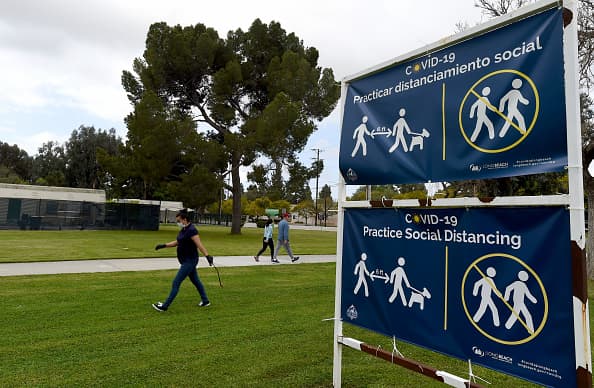 La medida establece el cierre de los parques de la ciudad, excepto para caminar, correr, andar en bicicleta. Estarán cerrados también el fin de semana de Pascua.