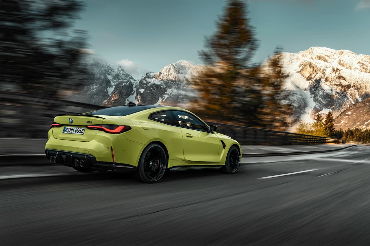 En una época en que cada vez son más populares las transmisiones automáticas, BMW también incorpora en el M4 una transmisión manual de 6 velocidades, encargada de enviar la potencia a las ruedas traseras.