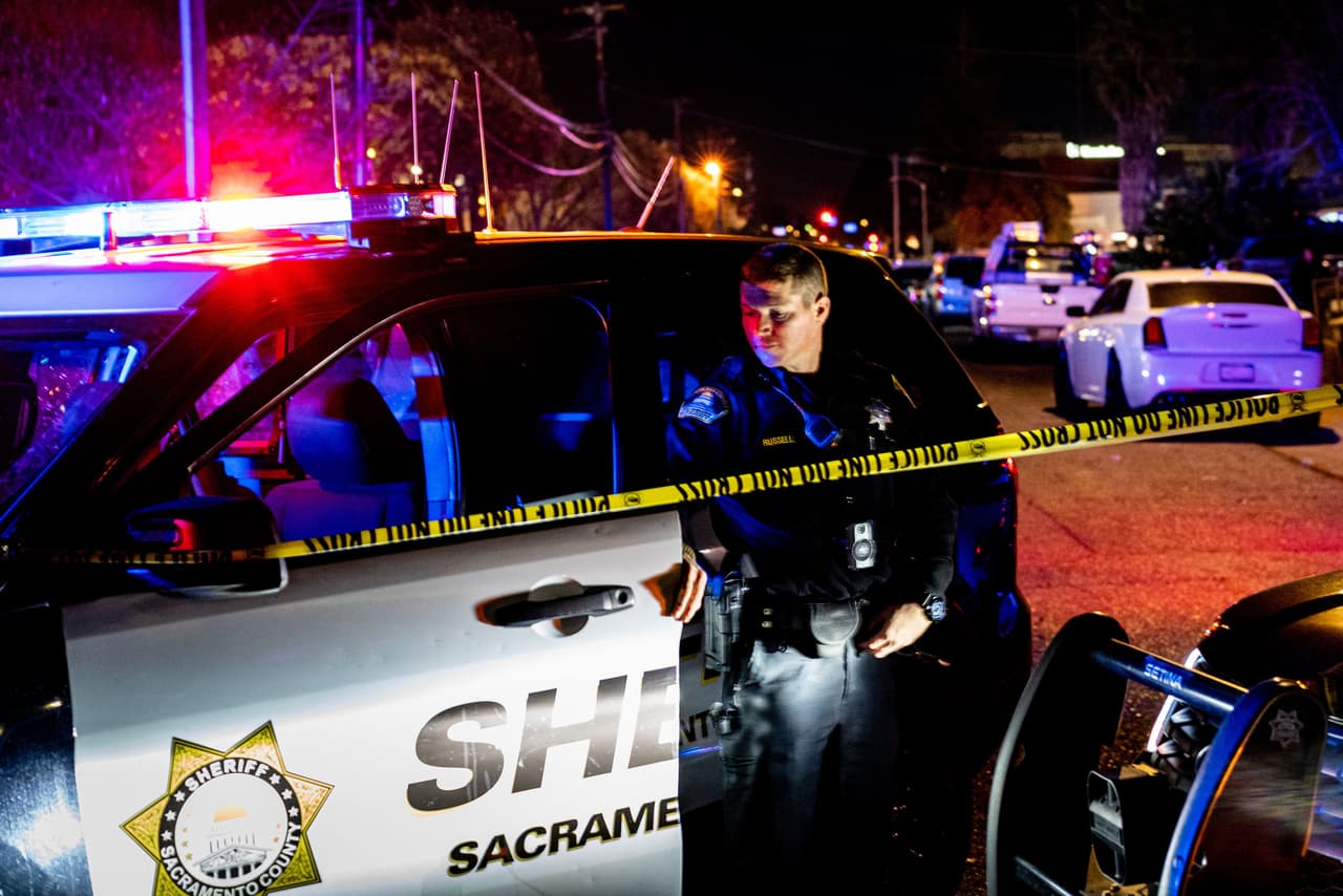 <h2 class="cms-H2-H2">9. Tiroteo en una iglesia de Sacramento, California</h2>
<br>
<br>➡️ 
<b>Fecha: </b>28 de febrero de 2022.
<br>
<br>➡️
<b> Número de víctimas mortales: </b>Cuatro personas, entre ellas tres menores de edad.
<br>
<br>➡️ 
<b>¿Qué fue lo que ocurrió? </b>Un sujeto identificado como David Mora, de 39 años, debía pasar por sus tres hijas para una visita supervisada en una iglesia. El alguacil del condado de Sacramento, Scott Jones, explicó que el hombre tenía una orden de restricción y una orden judicial que le obligaba a ver a sus hijas, todas menores de 15 años, bajo supervisión. 
<a href="https://www.univision.com/noticias/estados-unidos/tiroteo-iglesia-sacramento-padre-cinco-muertos">El hombre se quitó la vida después de cometer los asesinatos</a>.
<br>
<br>➡️ 
<b>¿Quiénes eran las víctimas? </b>Las hermanas Samarah, Samantha y Samia Mora Gutiérrez, de 9, 10 y 13 años de edad respectivamente y Nathaniel Kong, de 59 años.
<br>
<br>➡️ 
<b>Arma utilizada: </b>Rifle semiautomático AR-15.
<br>