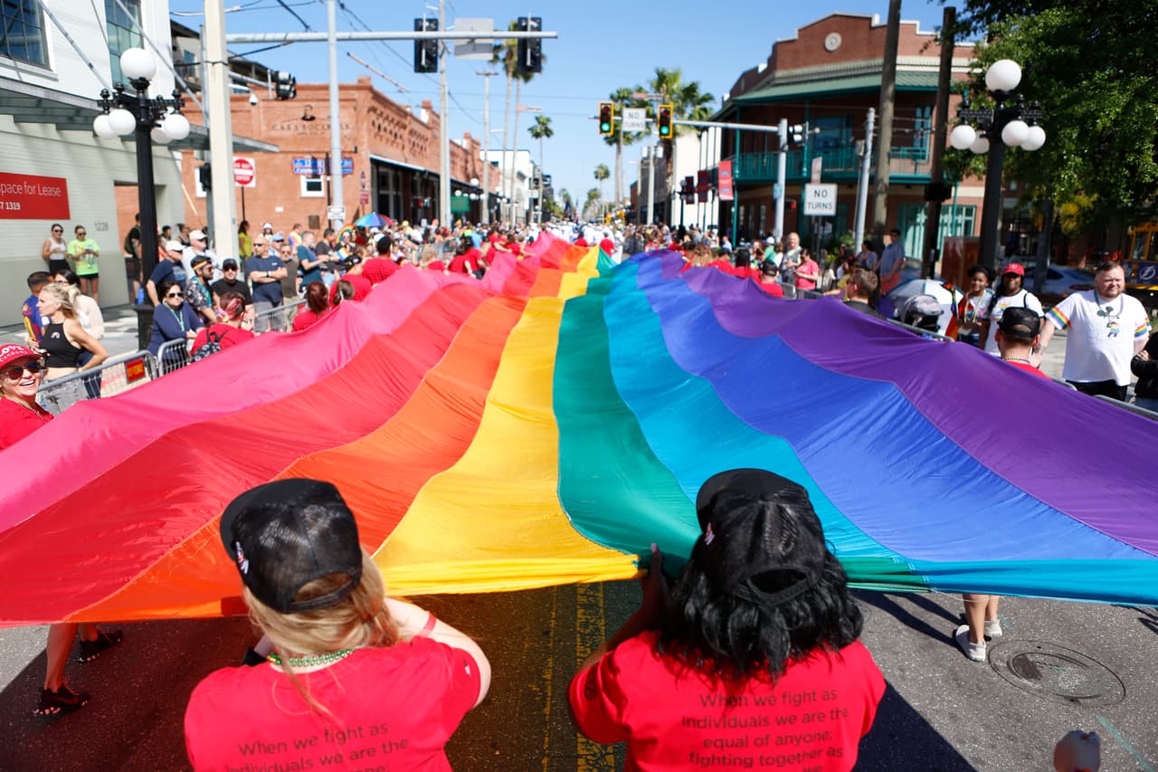 La organización más grande del país promotora de los derechos de estadounidenses lesbianas, gays, bisexuales, transgénero y queer dijo que los avisos sobre los peligros de viajar a ciertos lugares no bastan para ayudar a las personas que viven en los estados considerados hostiles.