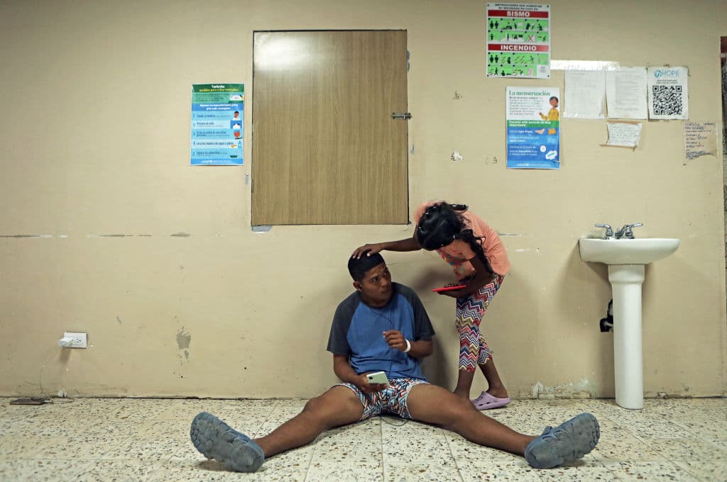 Migrantes venezolanos buscan asilo en EEUU, el 21 de junio de 2024. Este verano, EEUU y México vivieron olas y domos de calor mortales. Y para los migrantes que atraviesan zonas de desierto con temperaturas extremas, estas condiciones pueden costarles la vida. 
<a href="https://www.univision.com/noticias/inmigracion/nuevo-mexico-muertes-de-inmigrantes-se-han-multiplicado-por-diez">Las muertes de migrantes en la frontera se han multiplicado por 10 en los últimos dos años.</a>