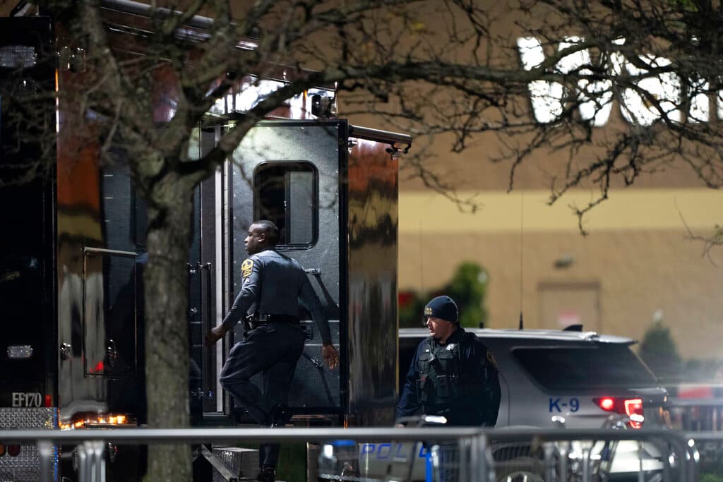 Este tiroteo se produce tres días después de que un 
<a href="https://www.univision.com/noticias/sucesos/sospechoso-ataque-club-gay-colorado-springs-enfrenta-cargos-asesinato-crimen-de-odio">hombre armado abriera fuego en un club nocturno gay de Colorado</a>, matando a cinco personas e hiriendo a 25.
