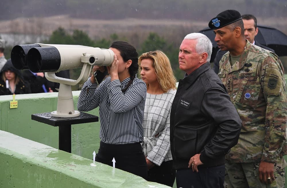 Pence advierte a Corea del Norte a pocos metros de su frontera: "La paciencia estratégica se acabó"