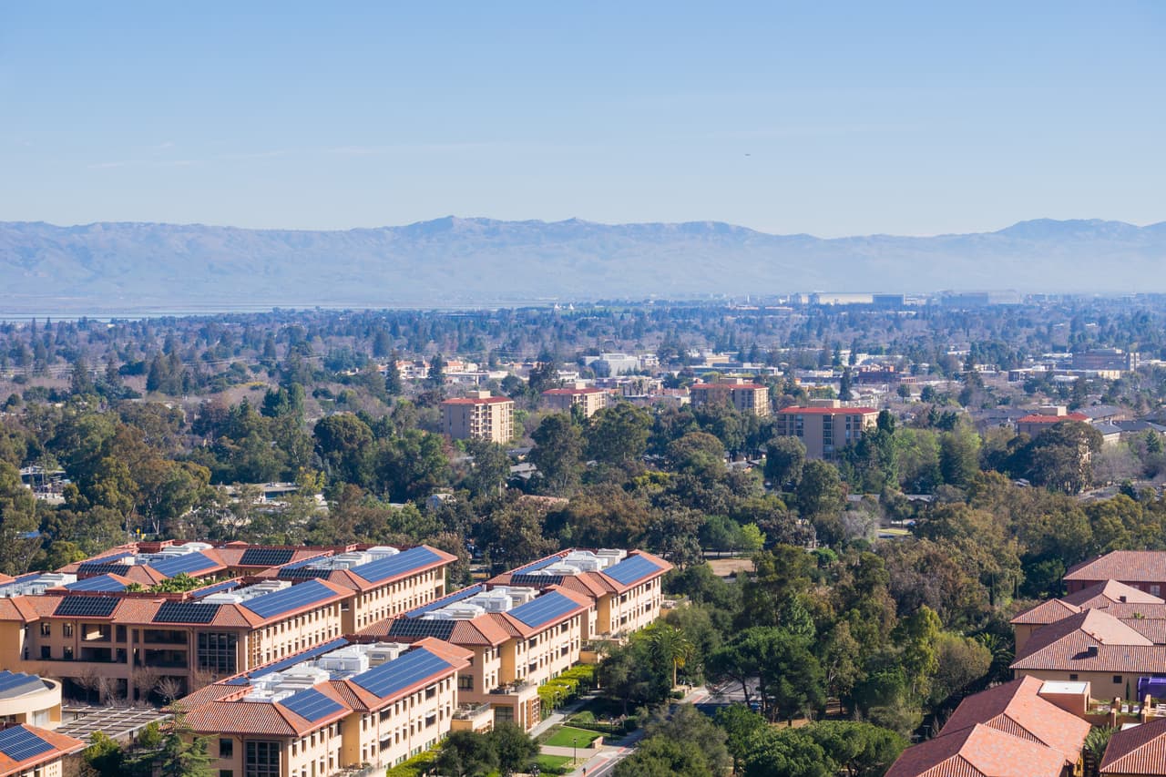 <b>Puesto 3: Palo Alto, (Condado de Santa Clara) California. </b>
<br>
<br>Esta ciudad ubicada al sur de 
<a href="https://www.univision.com/temas/san-francisco">San Francisco</a>, conocida por ser el 'epicentro' tecnológico del mundo en 'Silicon Valley' y acoger a la prestigiosa Universidad de Stanford. En promedio, la renta de viviendas
<b> aumentó un 31.34% de un año al otro, y el alquiler promedio es de $4,672.</b>