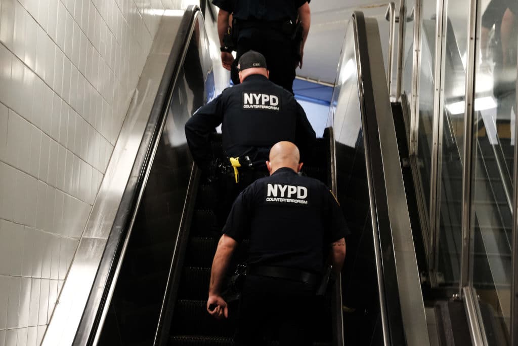 Además del aumento policial, Hochul y Adams anunciaron la instalación de 
<b>200 nuevas cámaras de seguridad</b> en las estaciones de tren, como parte de un nuevo programa llamado ‘Policías, cámaras y cuidado', con el que buscan hacer frente a la ola de violencia en el sistema de transporte público. 
<br>
